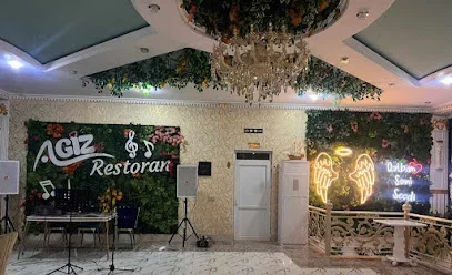 AGİZ restoranının yazılı yaşıl dekor divarı, çilçırağı və zalın musiqi guşəsi