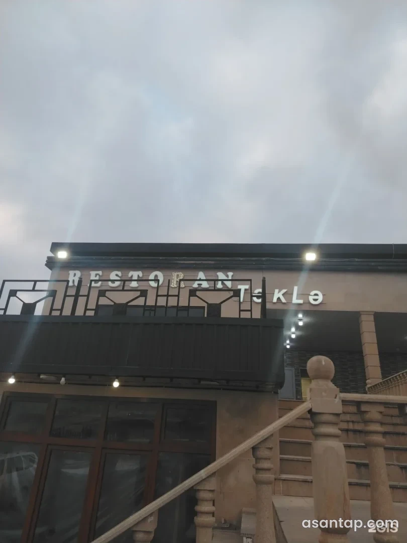 Təklə restoranının yazılı fasadı, daş pilləkəni və metal məhəccərli yuxarı terrası