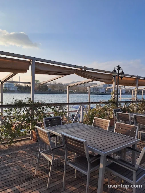 İnci restoranının Kür sahilində taxta masalı, yüngül örtüklü terrası