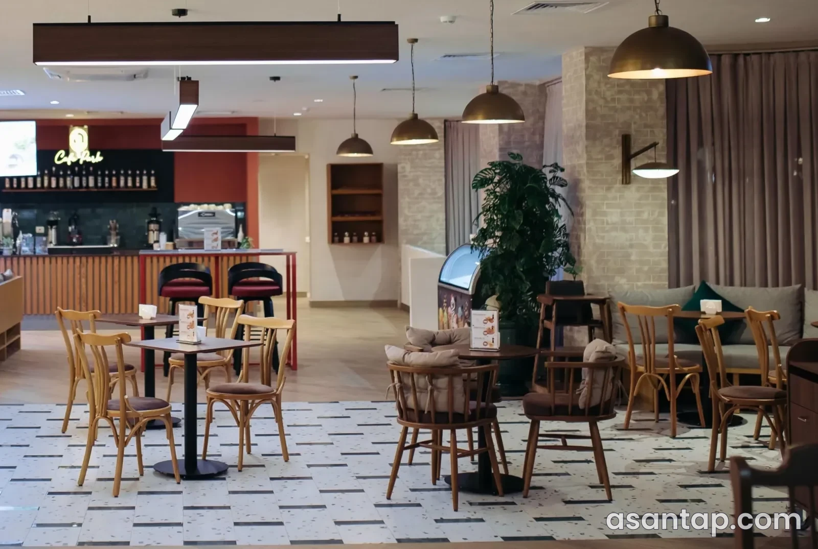 Cafe Park Xankəndinin loqolu barı və masalı salonu