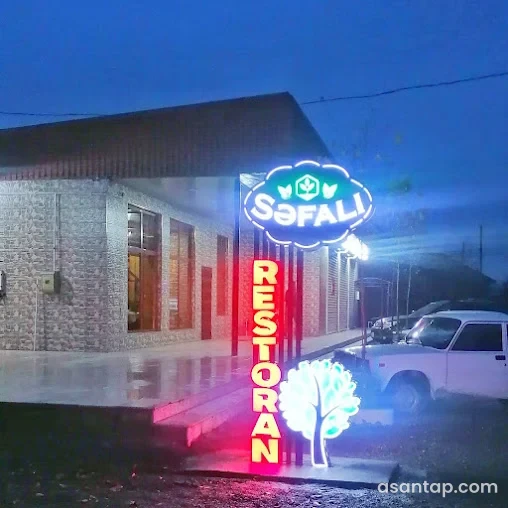 Səfalı restoranının işıqlı adlı lövhəsi və binanın giriş hissəsi