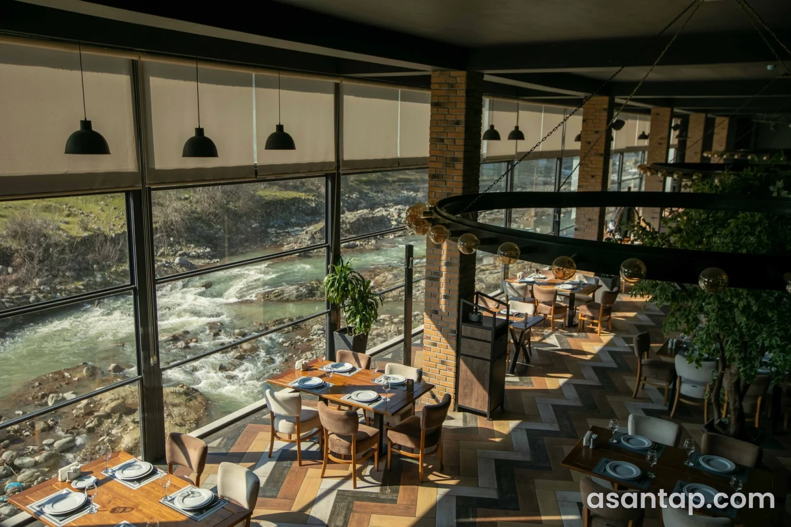 Terrace Lankaran restoranında çaya açılan geniş pəncərələr və yemək masaları