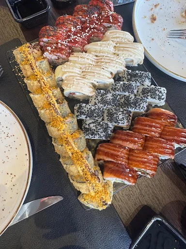 Sushi Me və Pizza Me məkanında fərqli souslu suşi rollarından ibarət süfrə