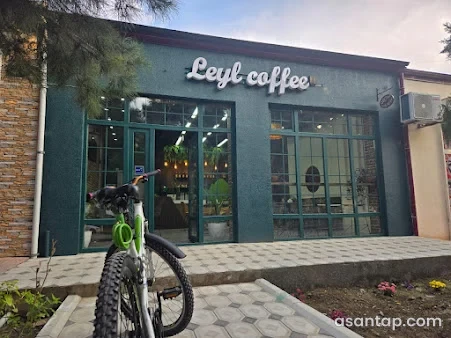 Leyl Coffee-nin yaşıl fasadı və iri şüşəli girişi