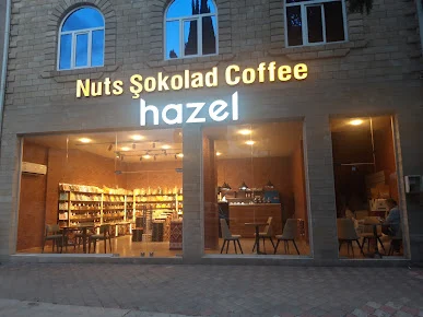 Hazel Zaqatala məkanının Nuts Şokolad Coffee yazılı fasadı və vitrinli oturma sahəsi