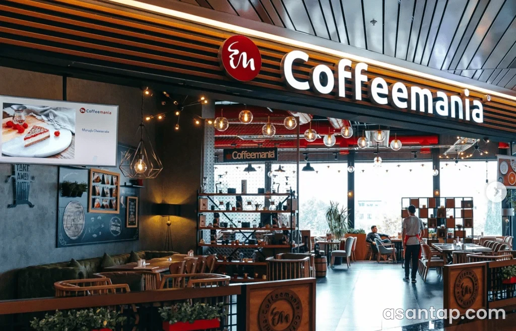 Coffeemania Gəncə Mall filialının lövhəsi və oturma sahəsi