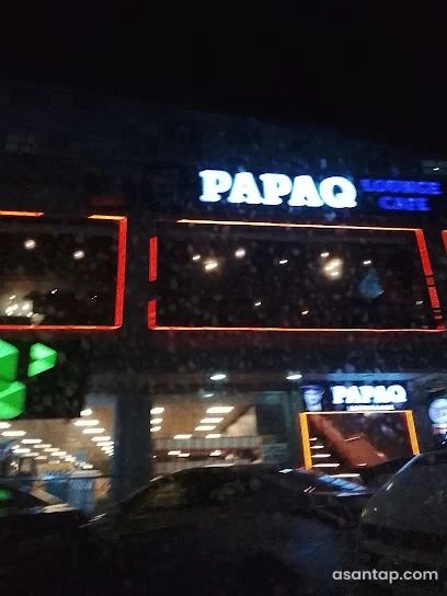 Papaq Lounge Cafe-nin işıqlı PAPAQ LOUNGE CAFE lövhəsi olan gecə fasadı. Google Maps — Papaq Lounge Xırdalan adlı məkan qalereyası. Google Maps məkan kartında göstərilən dəyişdirilməmiş nəşr faylıdır. Çəkiliş, foto nəşri və ilk nəşr tarixləri, fotoqraf məlum deyil. Kamera orijinalı olduğu iddia edilmir. EXIF kamera saatı 2026:05:29 20:34:03 göstərir; bu məlumat çəkiliş tarixinin müstəqil təsdiqi sayılmır.