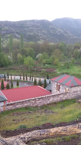 Qala Dibi restoranının daş hasarı, qırmızı damlı tikililəri və dağlıq ətrafı
