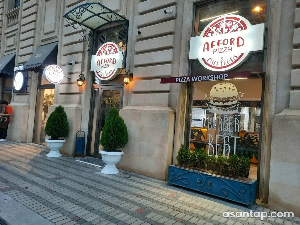 Afford Pizza & Cafeteria-nın loqolu giriş və vitrini — Sumqayıt