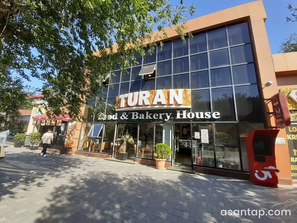 Turan Food & Bakery House yazılı Turan Lider restoranının fasadı — Sumqayıt