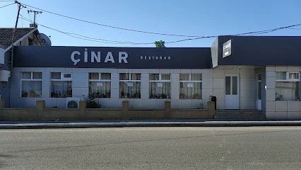 Qubada Çinar restoranının iri adlı lövhəsi olan ağ üzlü küçə fasadı