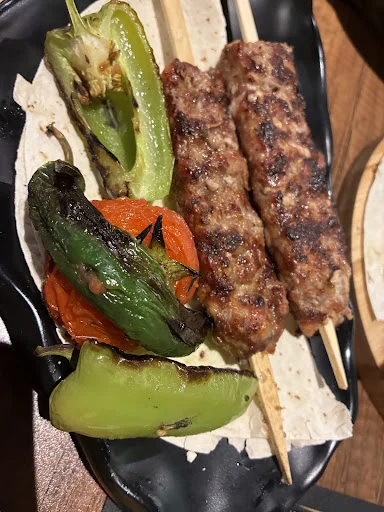 ROOM38-də ziyarətçinin çəkdiyi lavaş üzərində kabab və qızardılmış tərəvəz süfrəsi