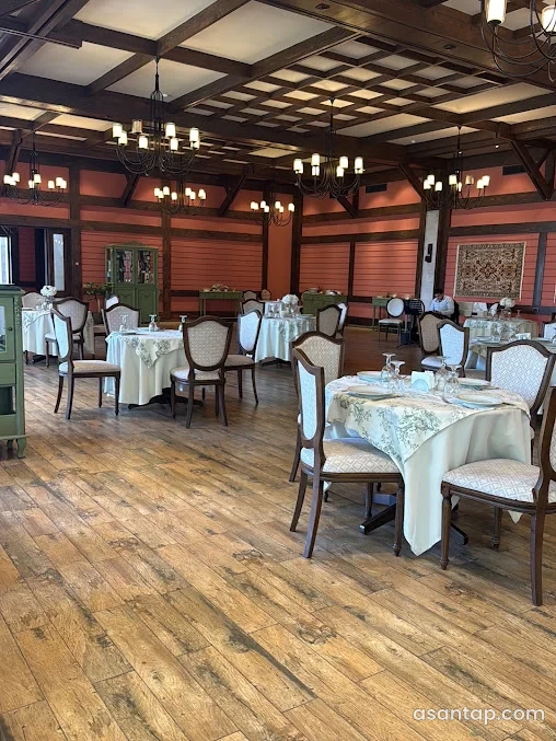 İsa bulağı restoranının taxta tavanlı, çilçıraqlı və dairəvi süfrəli salonu