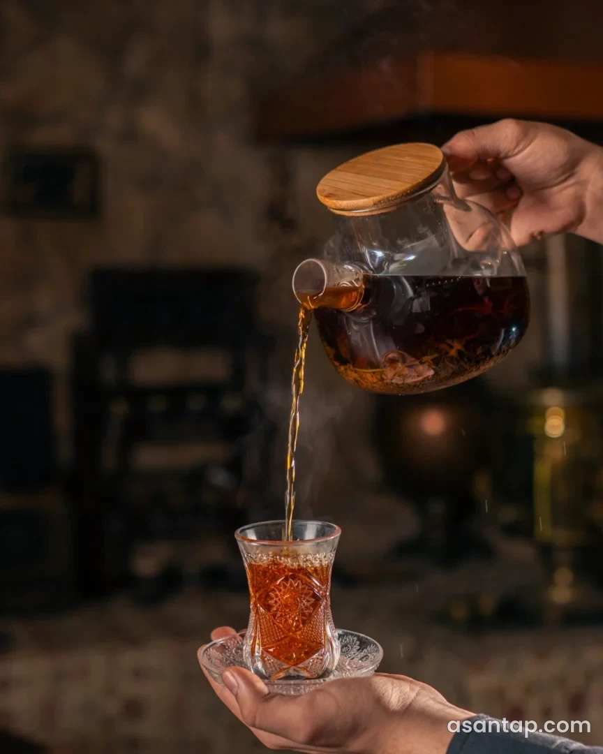 Badam Lounge by Hollywood — rəsmi paylaşımda armudu stəkana çay süzülməsi
