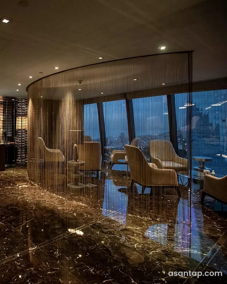 Bar19 — Fairmont Baku-da şəhər mənzərəli interyer