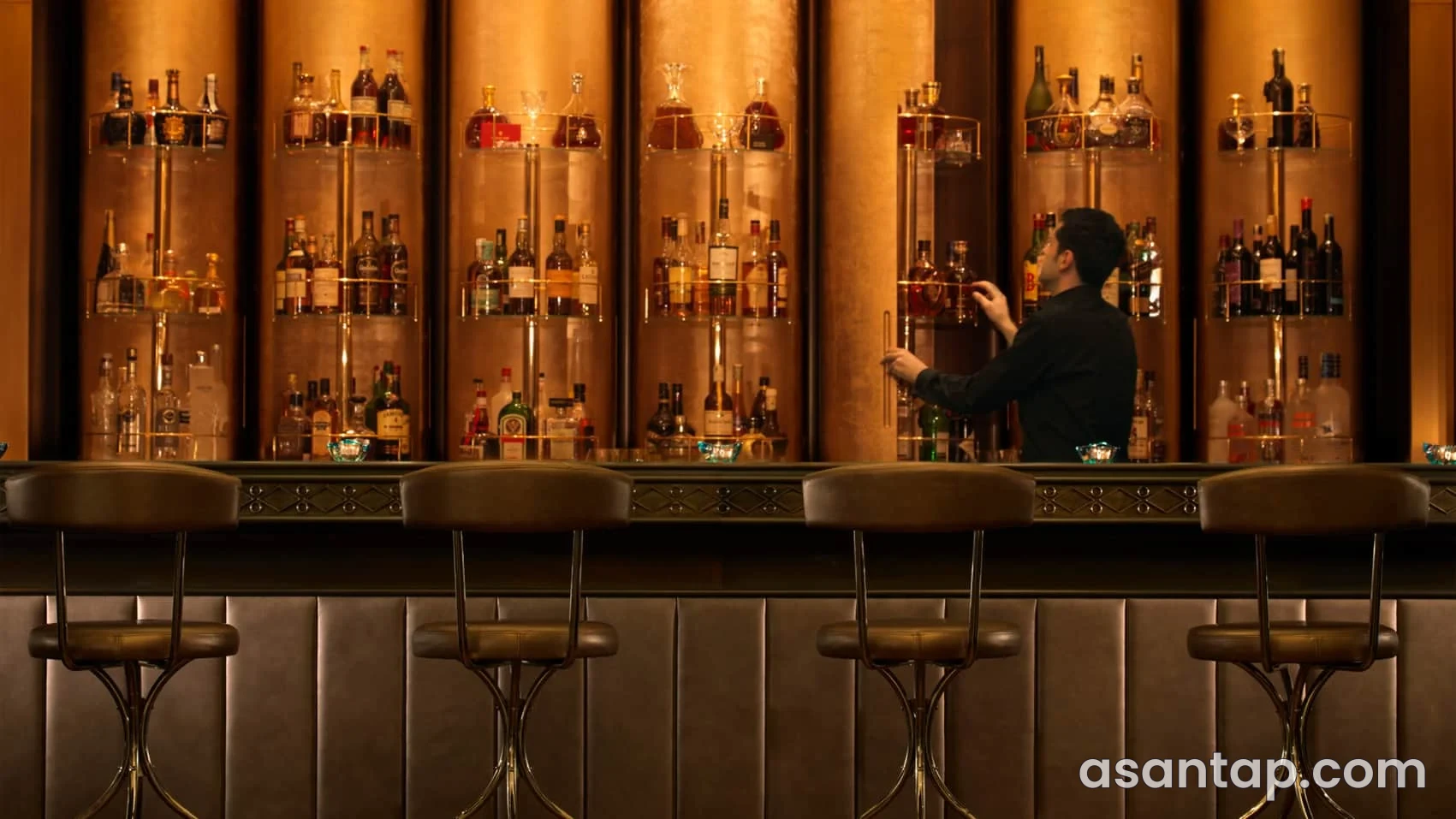 Bentley’s Bar — Four Seasons Hotel Baku-da barın interyeri