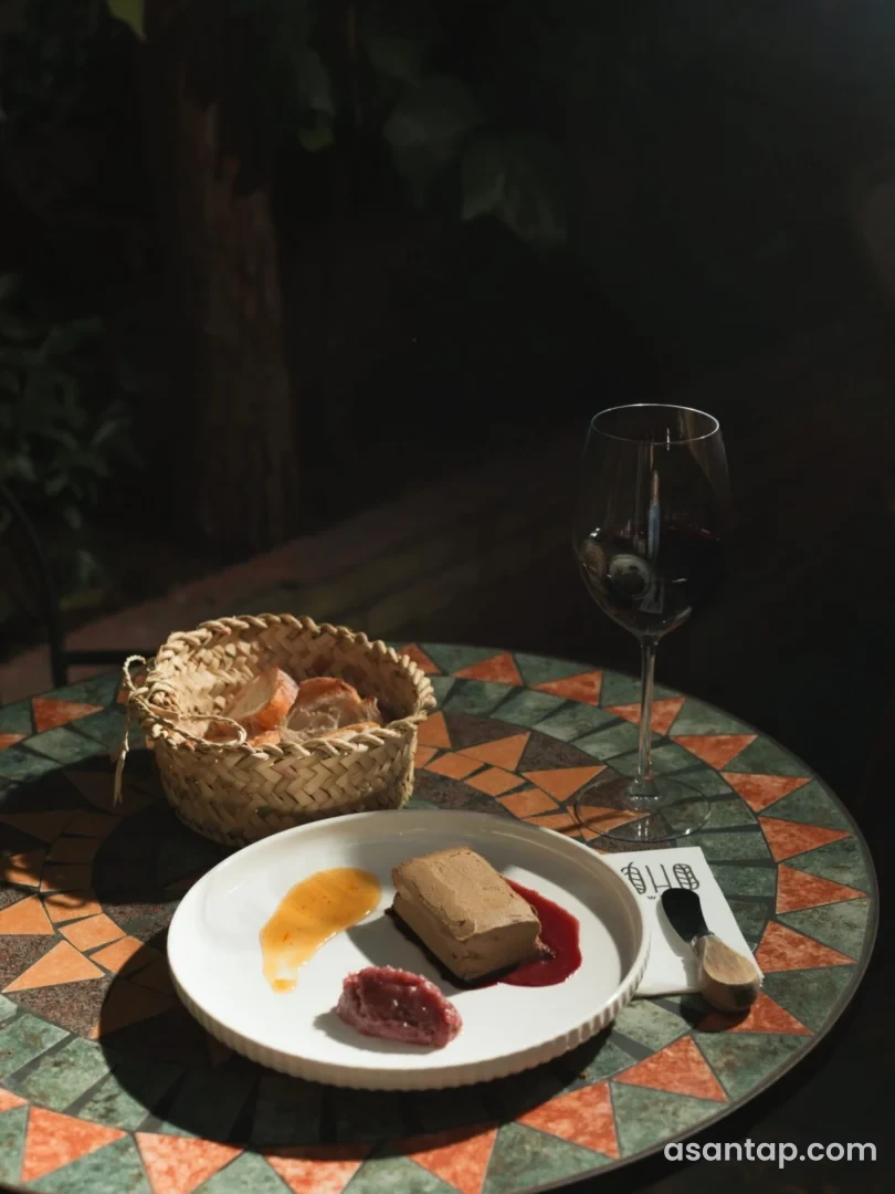 Boho Tea and Wine Room — rəsmi paylaşımda paştet, souslar və çörək təqdimatı