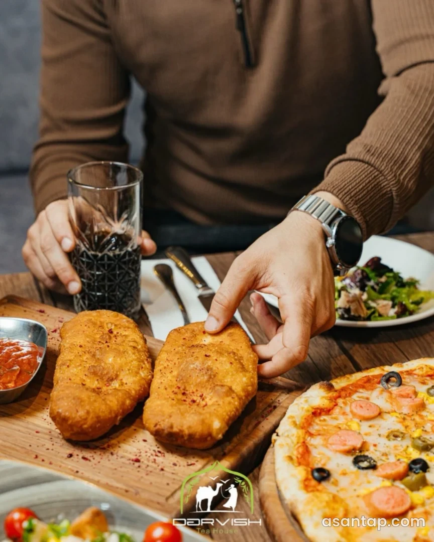 Darvish Tea House — rezervasiya profilində pizza və qəlyanaltıların təqdimatı
