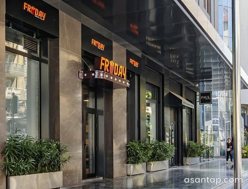 FryDay — Caspian Plaza — şüşəli vitrinlər və sarı FryDay lövhələri olan filial