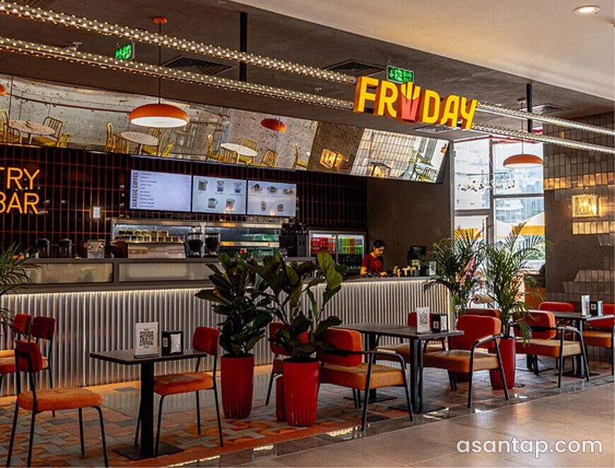 FryDay — Crescent Mall — filialın sifariş piştaxtası, masalar və narıncı oturacaqlar