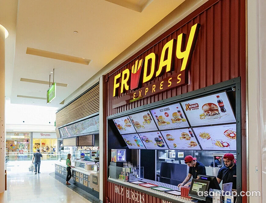 FryDay — Gənclik Mall — filialın sifariş piştaxtası və menyu ekranları