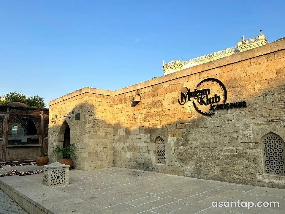 İçərişəhərdə Muğam Klub restoranının karvansaray girişi