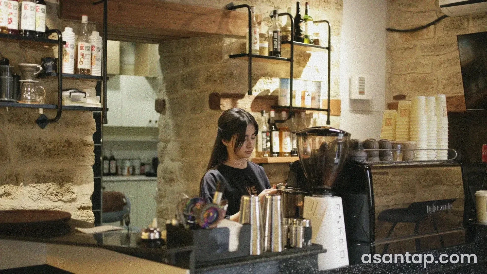 Vedi Coffeeshop-un daş divarlı interyeri və qəhvə piştaxtası