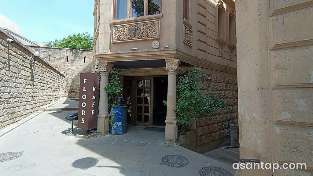Floors restoranının İçərişəhərdəki giriş hissəsi və daş fasadı