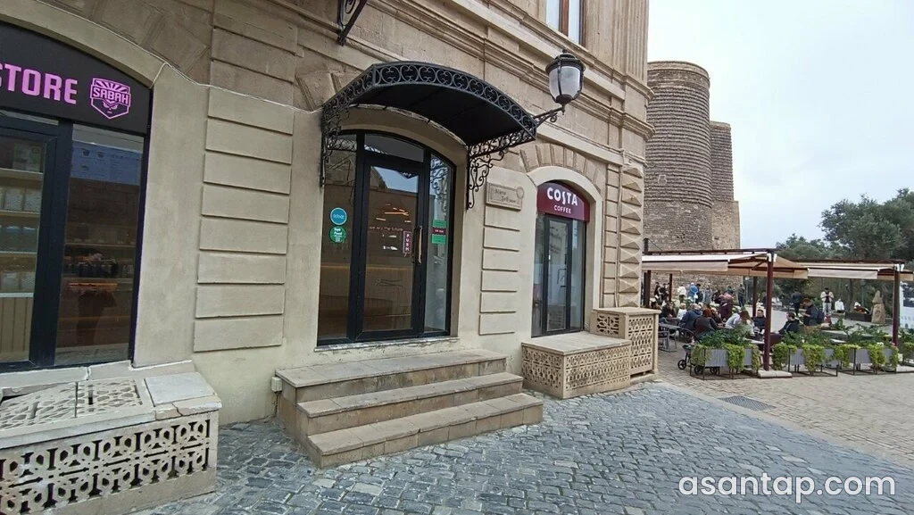 Costa Coffee-nin İçərişəhər filialının daş fasadı və qəhvəxana girişi