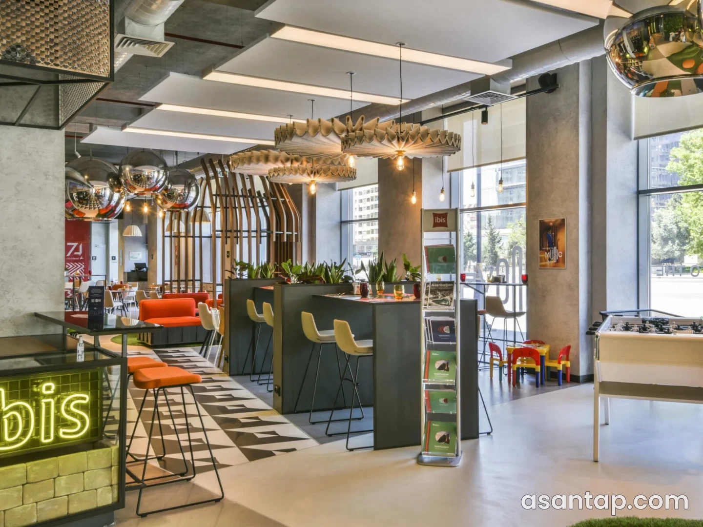 Lobby Bar — ibis Baku City — yaşıl bar piştaxtası və rəngli stullarla bar interyeri