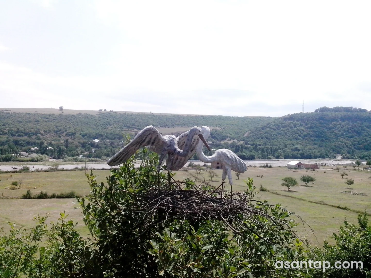 Xıdır restoranının açıq ərazisi və su kənarı mənzərəsi