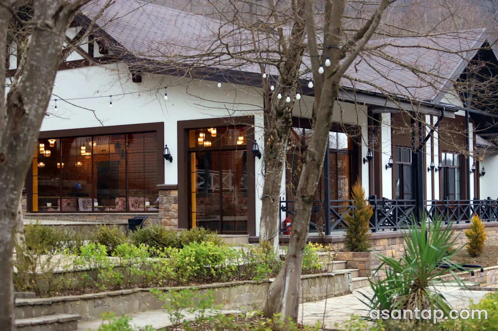 Quba Garden restoranının binası və yaşıllıq sahəsi