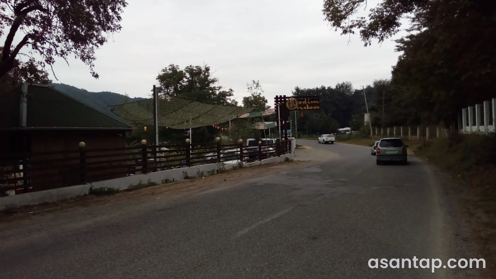Qədim Quba restoranının ad lövhəsi, ağaclı həyəti və yaşıl damlı tikililəri