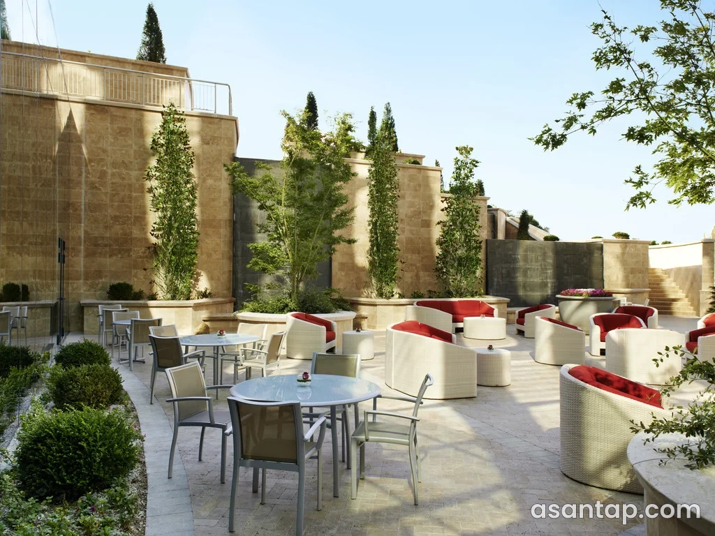 Nur Lounge — Fairmont Baku-nun açıq hava oturma sahəsi
