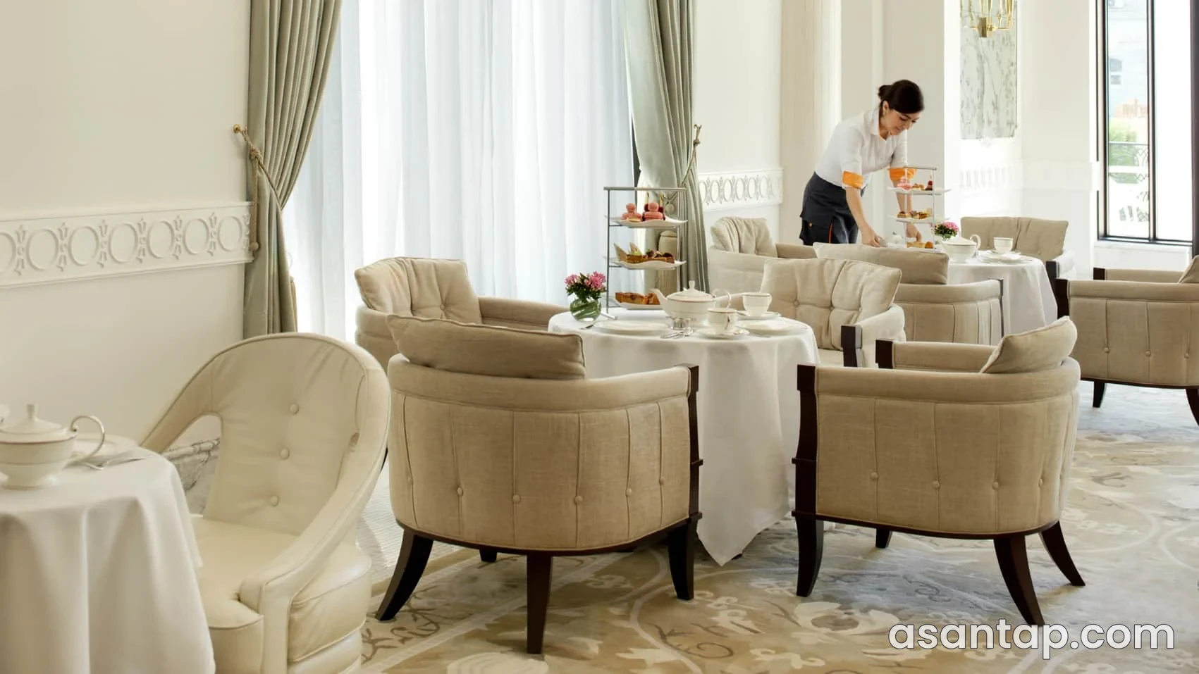 Piazza Lounge — Four Seasons Baku-da çay salonunun interyeri