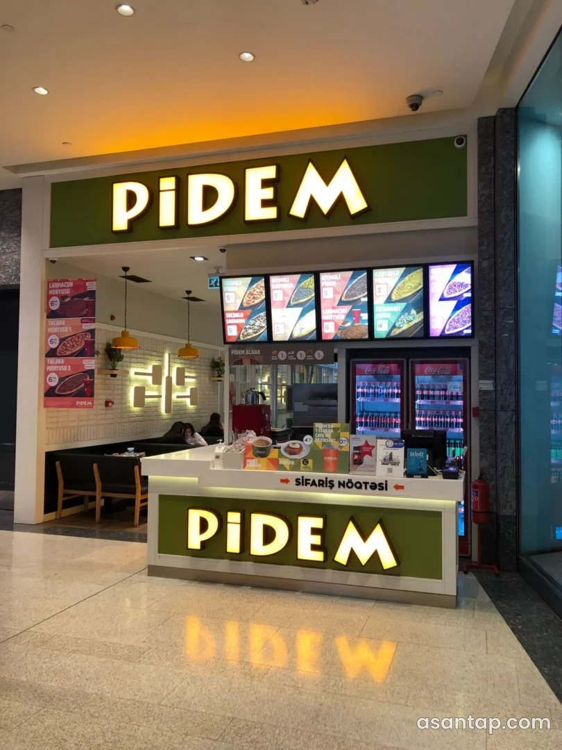 PİDEM — Gənclik Mall — pide sifariş piştaxtası və filialın oturma hissəsi