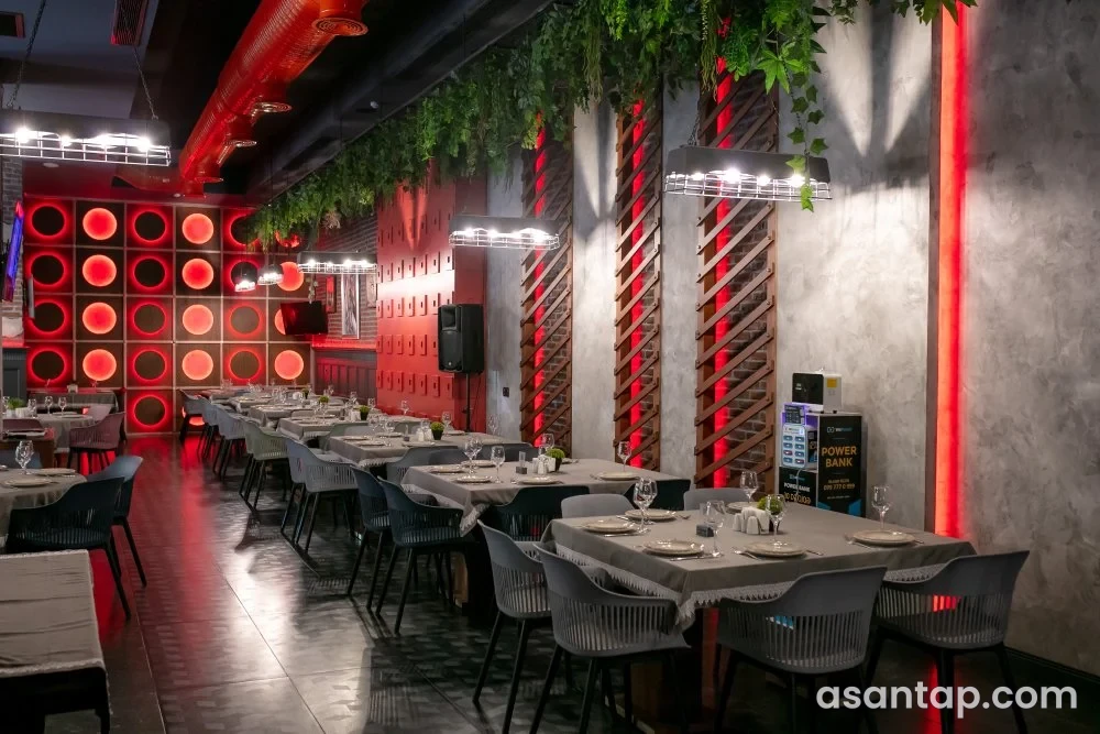 Rustaveli — restoranın əsas zalı və masa düzülüşü
